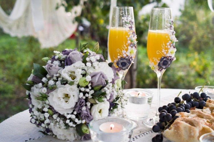 Verres de mariage avec des fleurs - Décoration florale de mariage