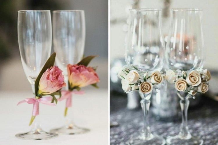 Verres de mariage avec des fleurs - Décoration florale de mariage