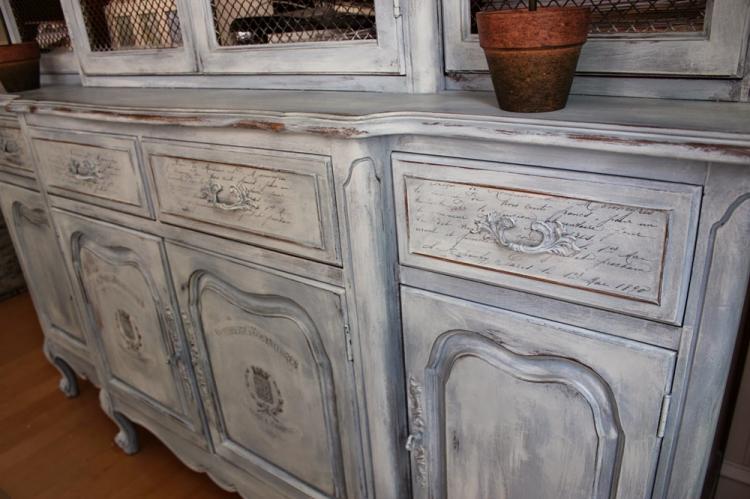 Éraflures élégantes - Décoration d'armoires anciennes à faire soi-même