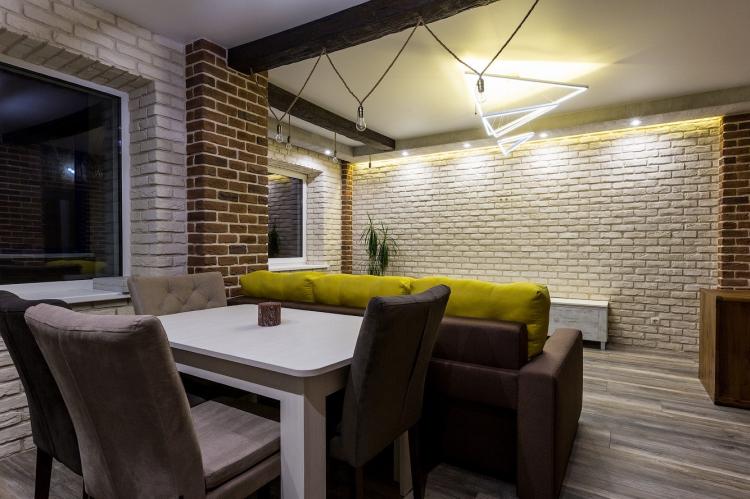 Pierre décorative à l'intérieur - photo