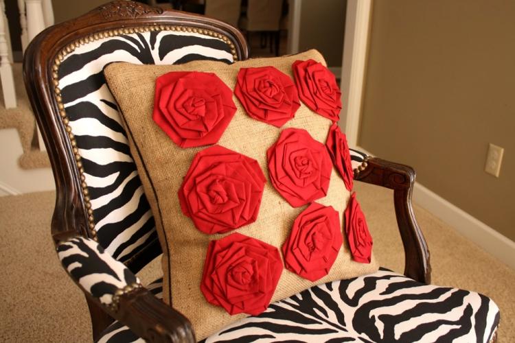 Oreiller avec une rose - Motifs et idées d'oreillers décoratifs de vos propres mains