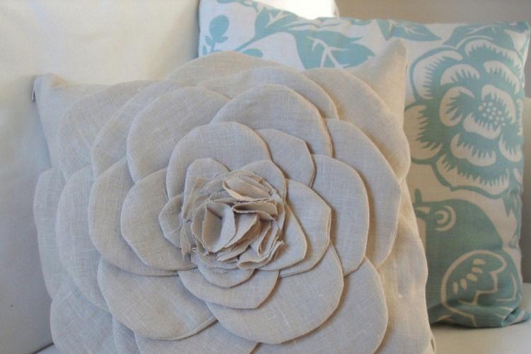 Oreiller avec une rose - Motifs et idées d'oreillers décoratifs de vos propres mains