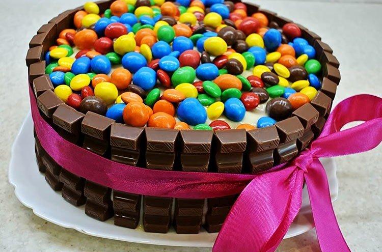 Gâteau pour enfants DIY de M & M's et Kinder chocolate - une recette étape par étape avec une photo