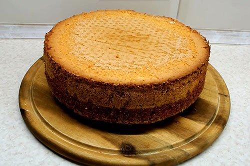 Gâteau pour enfants DIY de M & M's et Kinder chocolate - une recette pas à pas