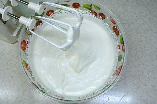 Gâteau pour enfants DIY de M & M's et Kinder chocolate - une recette pas à pas