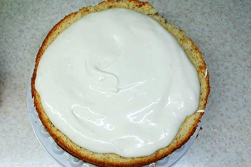 Gâteau pour enfants DIY de M & M's et Kinder chocolate - une recette pas à pas