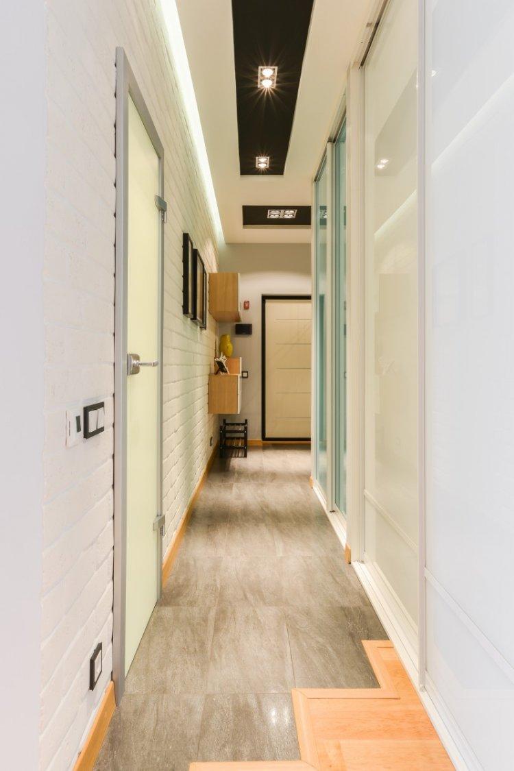 Couloir et couloir contemporains - photo de design d'intérieur