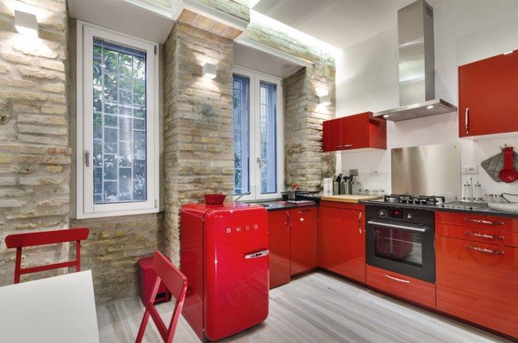 Cuisine rouge 14 m² - Design d'intérieur