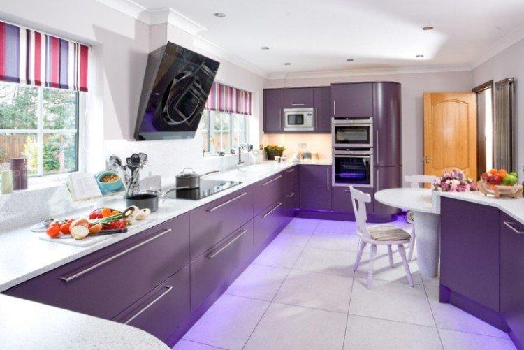 Cuisine violette 14 m² - Design d'intérieur