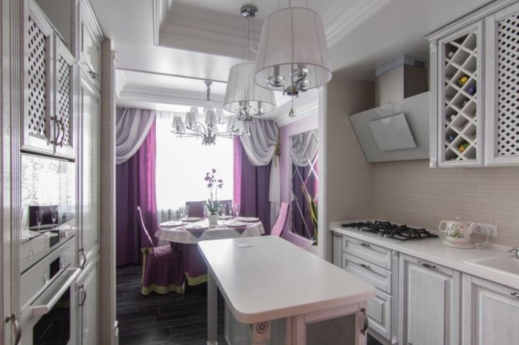 Conception de cuisine de style provençal avec un balcon