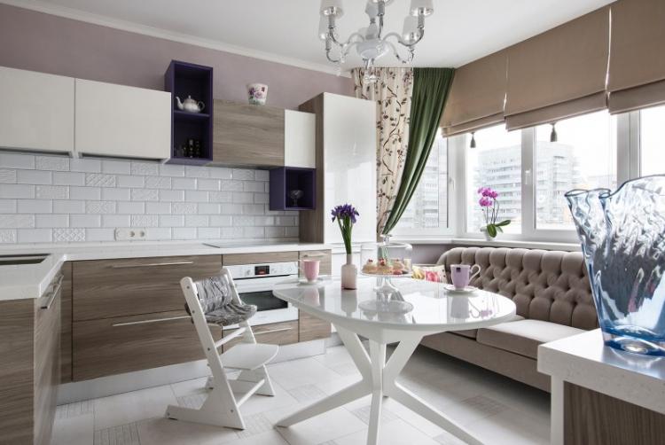 Cuisine combinée avec un balcon - photo de design d'intérieur