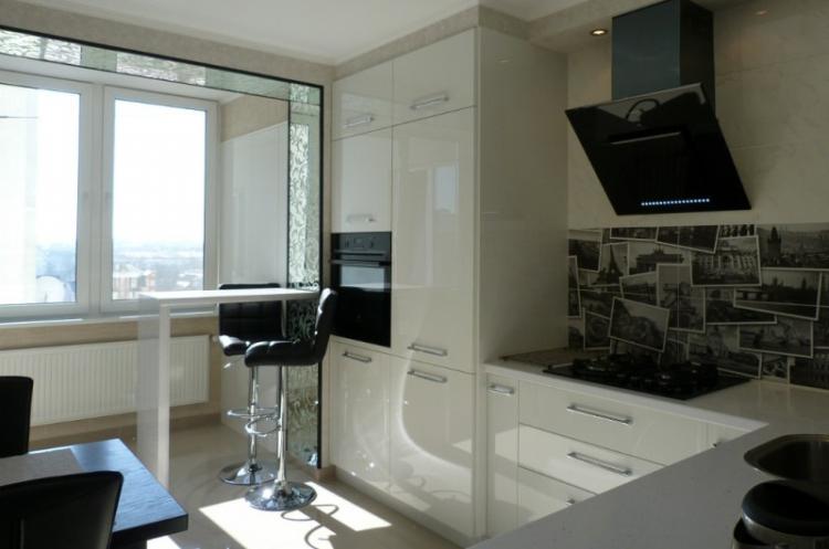 Cuisine combinée avec un balcon - photo de design d'intérieur