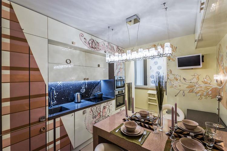 Cuisine combinée avec un balcon - photo de design d'intérieur