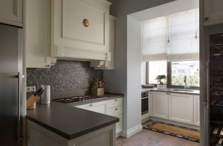 Cuisine combinée avec un balcon - photo de design d'intérieur