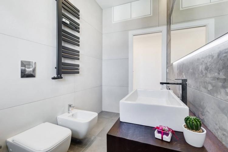 Salle de bain - Appartement design dans le style du minimalisme