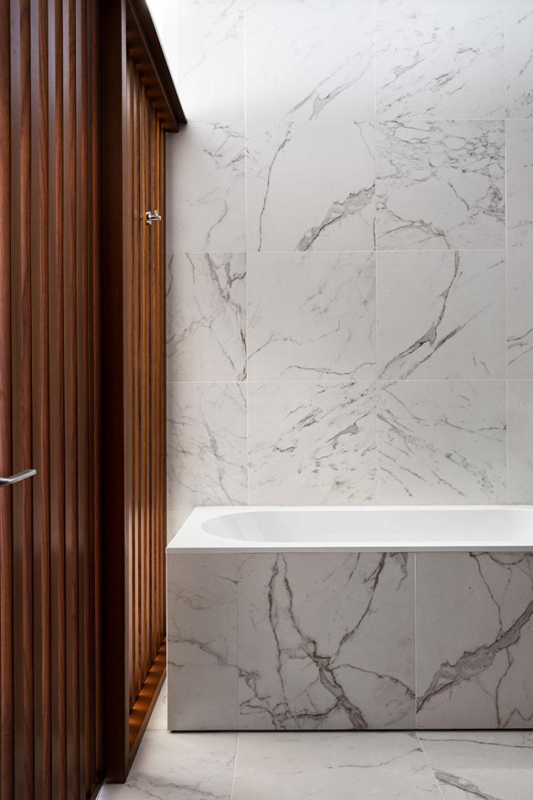 Conception d'appartement en bois et marbre