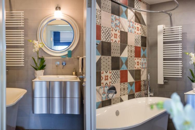 Conception de petite salle de bain - photos de vrais intérieurs