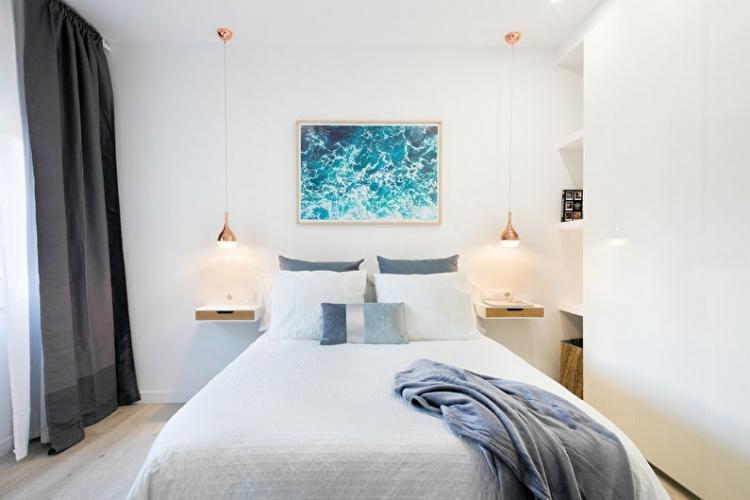 Chambre étroite - photo de design d'intérieur