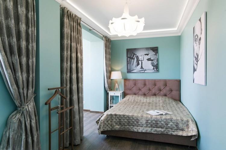 Chambre étroite - photo de design d'intérieur