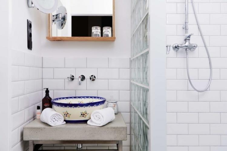 Salle de bain étroite - photo de design d'intérieur