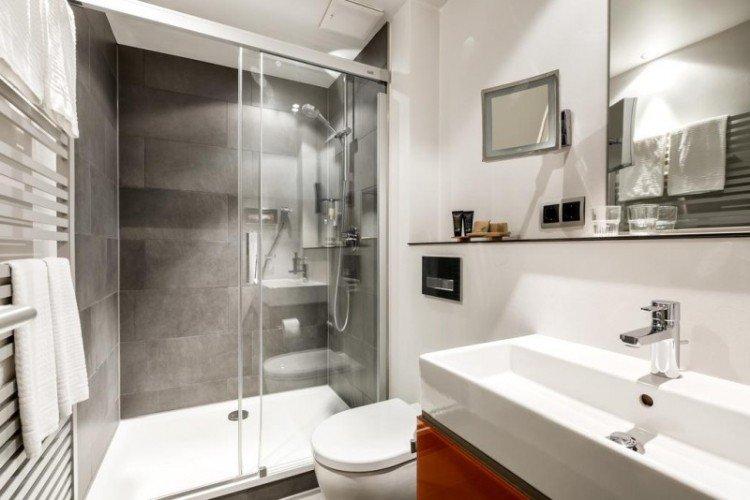 Salle de bain étroite - photo de design d'intérieur