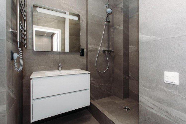 Salle de bain étroite - photo de design d'intérieur