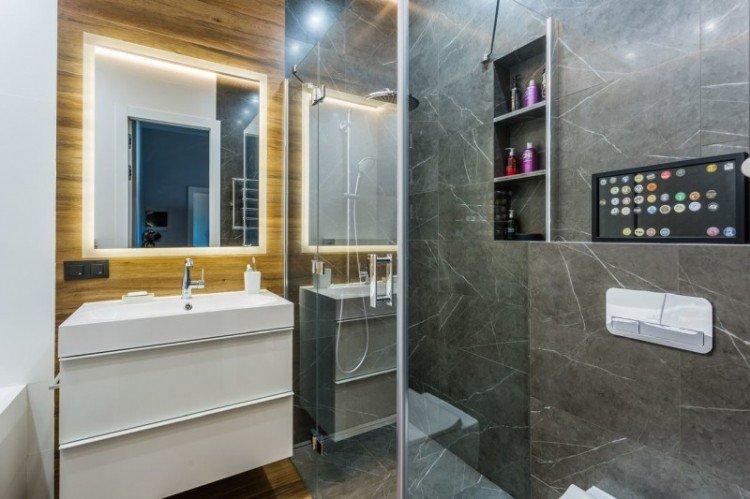 Salle de bain étroite - photo de design d'intérieur