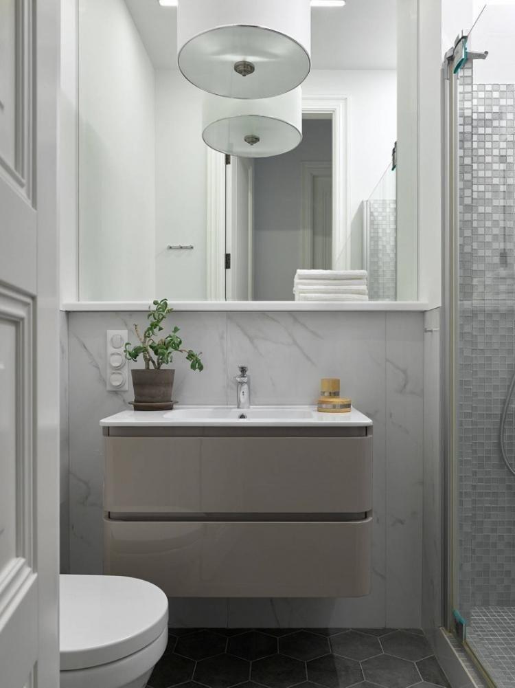 Salle de bain étroite - photo de design d'intérieur