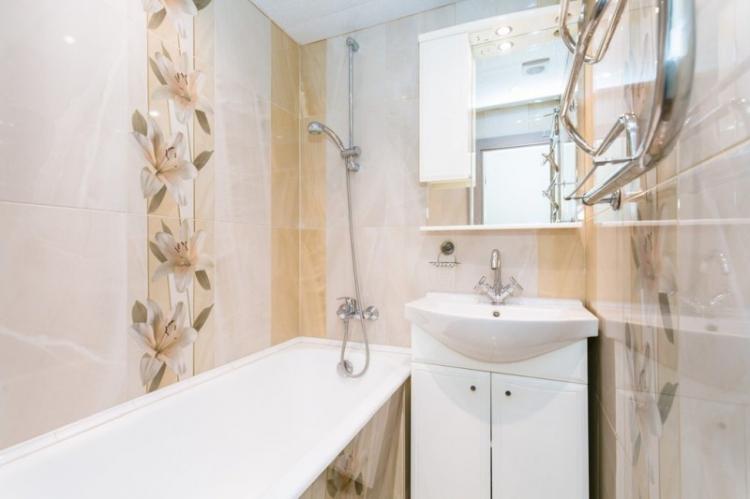 Salle de bain beige 2 m² - Design d'intérieur