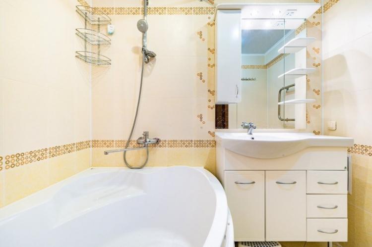 Salle de bain jaune 2 m² - Design d'intérieur