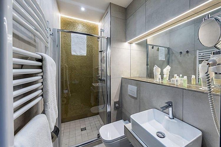 Conception de salle de bain grise 2021