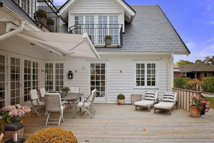 Maison de style scandinave avec porche ou terrasse - projets et photos