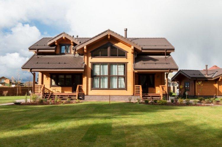 Maisons à deux étages d'un bar - projets et photos