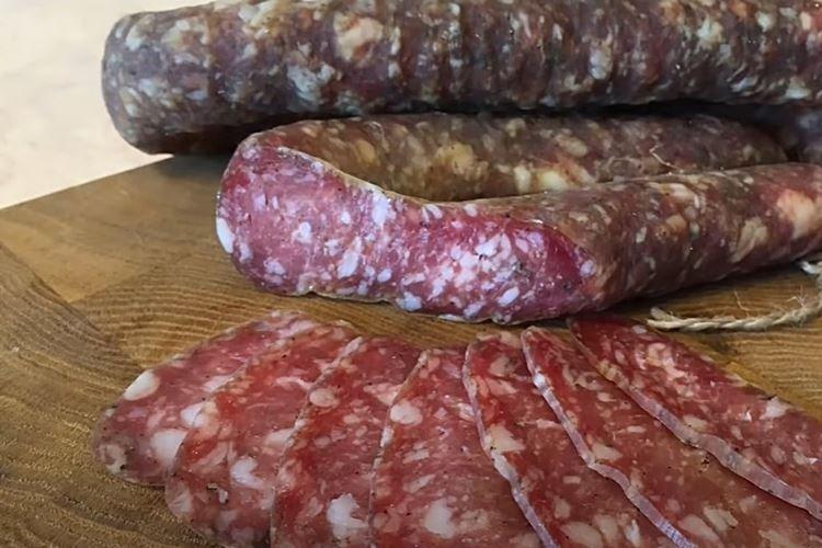 Saucisson maison - recette étape par étape avec photo