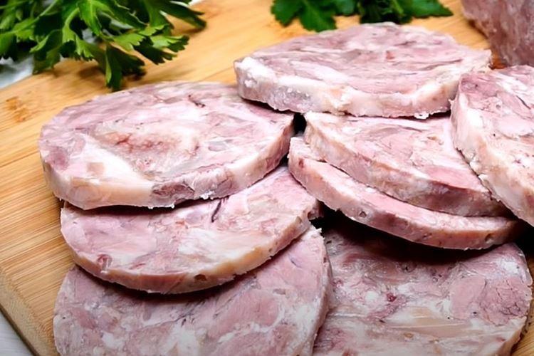 Saucisse de porc maison dans une bouteille - recette étape par étape avec une photo