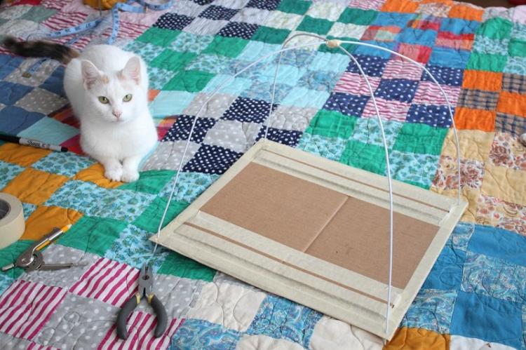 Les vieux vêtements sont également utiles - Maison de chat bricolage