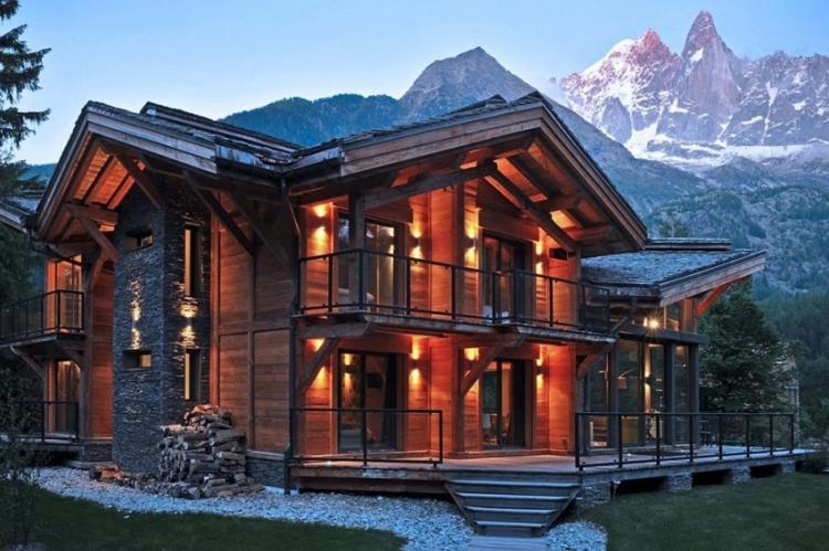 Maisons à deux étages de style chalet - projets et photos