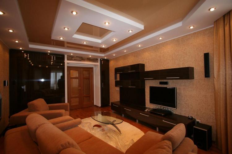 Plafonds tendus à deux niveaux dans le salon