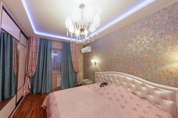 Plafonds tendus sur deux niveaux dans la chambre