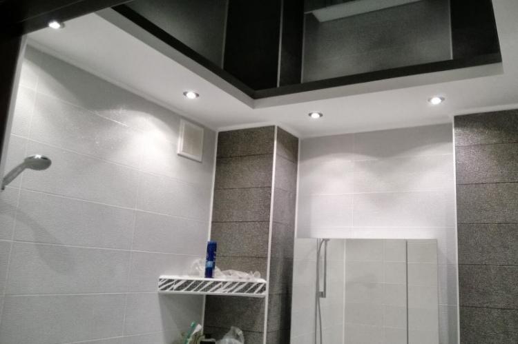 Plafonds tendus à deux niveaux dans la salle de bain