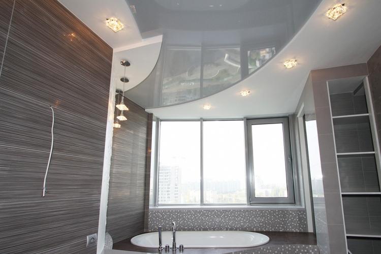 Plafonds tendus à deux niveaux dans la salle de bain