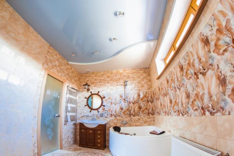 Plafonds tendus à deux niveaux dans la salle de bain