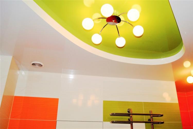 Plafonds tendus à deux niveaux dans la salle de bain