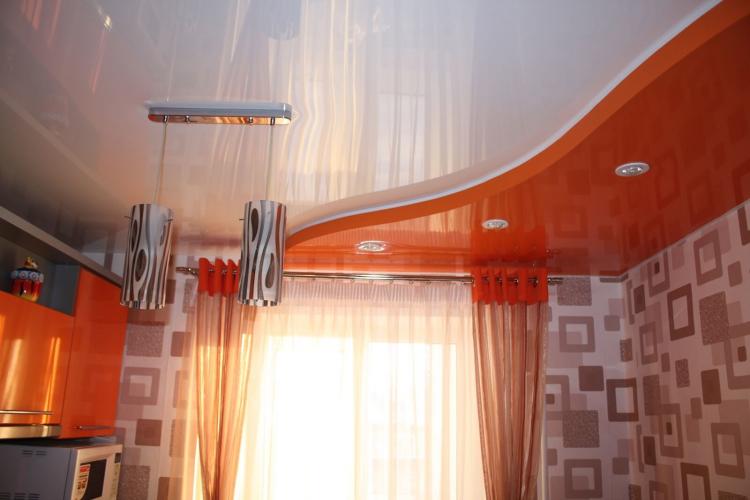 Plafonds tendus à deux niveaux dans la cuisine