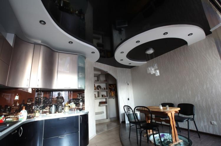 Plafonds tendus à deux niveaux dans la cuisine