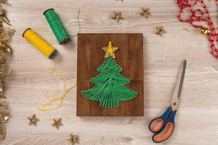 Sapin de Noël DIY fait de fils sur un socle en bois