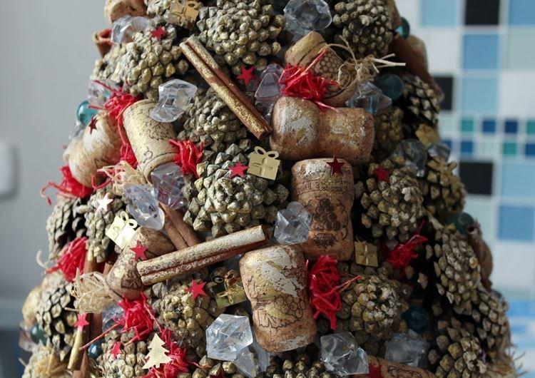 Sapin de Noël DIY fait de cônes et de bouchons