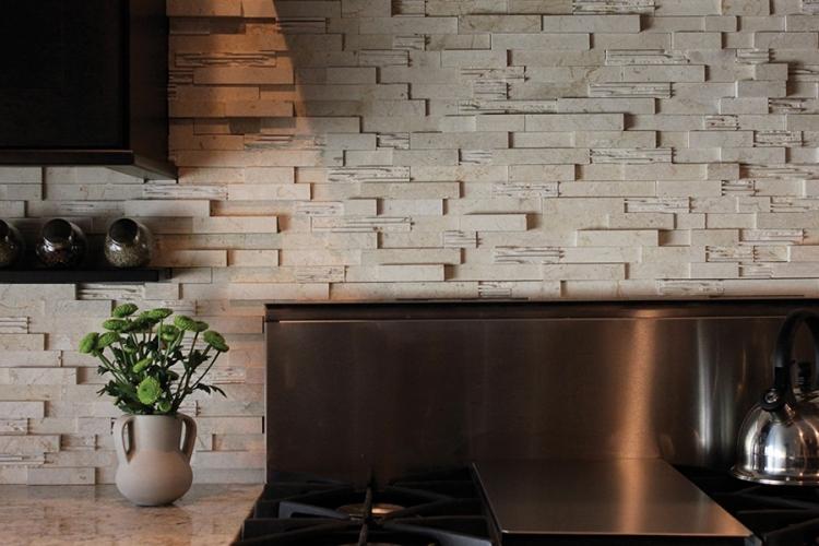 Tablier en pierre artificielle dans la cuisine