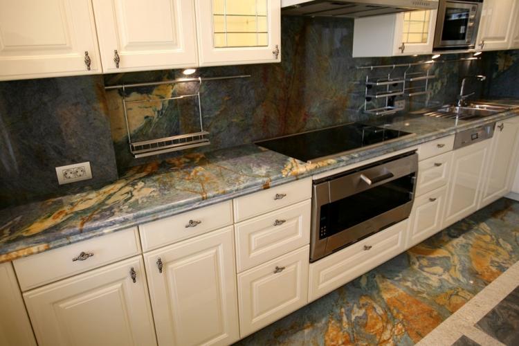 Tablier en pierre artificielle dans la cuisine