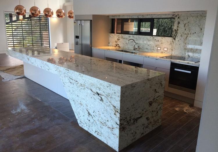 Tablier en pierre artificielle dans la cuisine